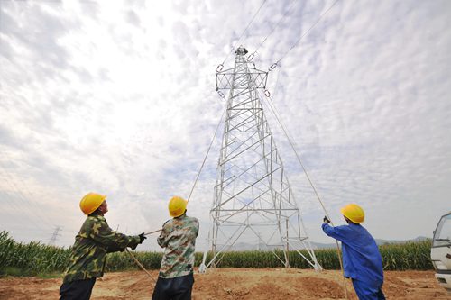 經(jīng)過半年多的奮戰(zhàn)，濟源供電公司順利為克井任莊20兆瓦光伏發(fā)電項目架設一條35千伏專線，新建35基鐵塔，架設導線7.84公里，為該項目順利并網(wǎng)提供堅強保障。圖為9月17日，該公司人員正在進行最后的掃尾工作