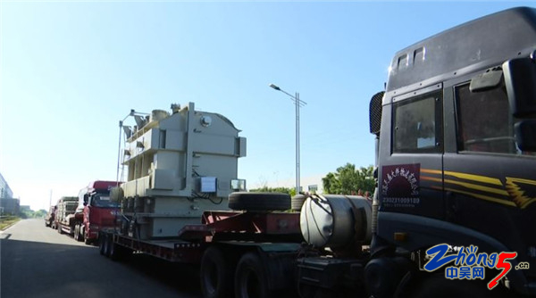 智能電網(wǎng)是未來(lái)電網(wǎng)的發(fā)展方向，滲透到發(fā)電、輸變電、調(diào)度等各個(gè)環(huán)節(jié)，其中，智能變電站是最核心的一環(huán)。有預(yù)測(cè)，我國(guó)智能變電站將迎來(lái)爆發(fā)式增長(zhǎng)，常州輸變電企業(yè)也快速“搶跑”，中國(guó)高鐵即將正式啟用的首套智能化變電站，就由“常州智造”