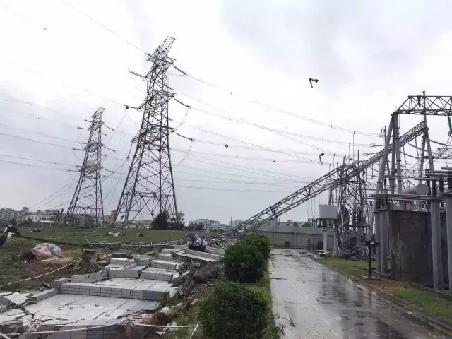  雖然在10天內(nèi)經(jīng)歷了“天鴿”“帕卡”“瑪娃”臺(tái)風(fēng)三連擊，但在不少?gòu)V州街坊的心中，最兇猛的非2015年的超強(qiáng)臺(tái)風(fēng)“彩虹”莫屬。猛烈龍卷風(fēng)襲擊造成了巨大傷亡，位于廣州番禺區(qū)的500千伏廣州南站失壓，造成中心城區(qū)近40萬戶停電，后通過500千伏木棉站轉(zhuǎn)供，得以在4小時(shí)內(nèi)恢復(fù)供電