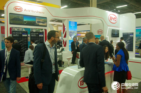 一擲千金的賭場、美輪美奐的表演、富麗堂皇的酒店，拉斯維加斯的繁榮引得全球游客紛至沓來。9月10日至13日，新能源領(lǐng)軍企業(yè)比亞迪也來到這一世界旅游之都，攜旗下新能源解決方案亮相美國國際太陽能展覽會，并帶來一系列令人激動的重磅消息——比亞迪斬獲美國地區(qū)170MW太陽能組件訂單，訂單金額破千萬美元；同時(shí)家用儲能系統(tǒng)B-Box高壓版順利完成全球首例安裝，并計(jì)劃進(jìn)入美國市場