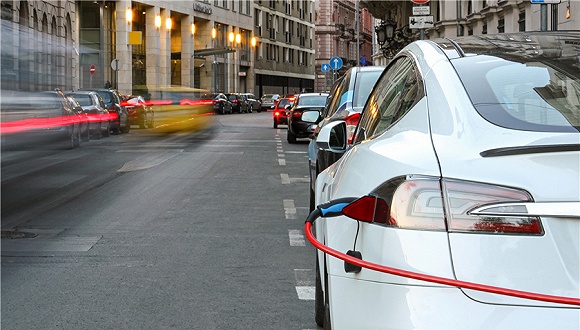 近期，一則工信部將制定燃油車禁售時間表的消息刷爆了朋友圈，新能源汽車隨即成為熱議的焦點。記者了解到，面對全國新能源汽車的迅猛發(fā)展，陜西新能源汽車發(fā)展勢頭良好