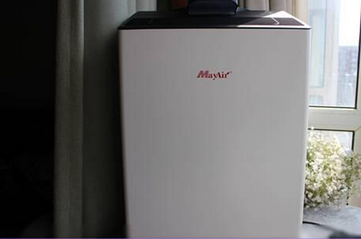 
            	身在北京這樣的霾都，沒有一款給力的空氣凈化器，無異于自殺。在室外可以戴口罩，回到家里如何來保證健康呢？隨著人們?cè)絹碓疥P(guān)注生活質(zhì)量和健康的生活方式，空氣凈化器就成了生活中的標(biāo)配，但隨之而來的煩惱也不少，到底該選擇一款什么樣的空氣凈化器呢？對(duì)于普通的消費(fèi)者來說，這的確是一個(gè)難題