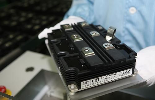 
            	 　　集成電路（俗稱“芯片”）的研發(fā)應(yīng)用，我國與發(fā)達(dá)國家存在較大差距。在電力領(lǐng)域，進(jìn)口芯片一直處于壟斷強(qiáng)勢地位，長期以來，我國輸變電設(shè)備與配用電設(shè)備中的核心芯片進(jìn)口產(chǎn)品分別占到95%和80%，芯片已經(jīng)成為制約我國電力行業(yè)裝備技術(shù)國產(chǎn)化水平提升的瓶頸