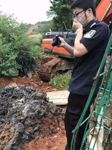 
            	近日，在浙江開展環(huán)境保護(hù)督察的中央第二環(huán)境保護(hù)督察組揭開一起“病死豬非法填埋”案件的面紗。經(jīng)調(diào)查，從2013年4月至2014年3月，浙江湖州一企業(yè)將本該焚燒處置的部分病死豬進(jìn)行非法掩埋，先后6次、累計(jì)掩埋數(shù)量約300噸