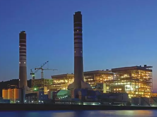 
            	火電廠脫硫廢水零排放項(xiàng)目面臨著運(yùn)行成本高、混合結(jié)晶鹽難處理、系統(tǒng)穩(wěn)定性差等問(wèn)題。本文研究應(yīng)用硫酸鈉為軟化藥劑的脫硫廢水軟化預(yù)處理工藝，使運(yùn)行成本大幅下降，通過(guò)MVR兩級(jí)蒸發(fā)濃縮結(jié)晶工藝，系統(tǒng)只產(chǎn)出工業(yè)級(jí)氯化鈉結(jié)晶鹽，無(wú)混合鹽產(chǎn)出，既實(shí)現(xiàn)了產(chǎn)物的資源化，又免除了混合結(jié)晶鹽的處置費(fèi)用，很好的解決了該類項(xiàng)目面臨的問(wèn)題