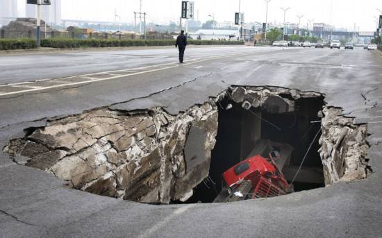 
            	近年頻繁出現(xiàn)的地面塌陷事件成為了大家關(guān)注的重點，這與城市化進程的推進不無關(guān)系。人類超采地下水、建設(shè)公路地鐵無規(guī)劃、鋪設(shè)管網(wǎng)反復(fù)填挖道路等等，使得城市地面在面臨極端天氣考驗時，頻發(fā)地質(zhì)災(zāi)害