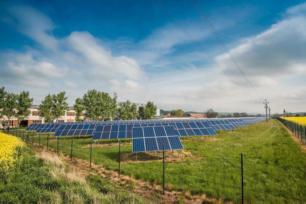 據(jù)外媒報(bào)道，位于捷克共和國(guó)東南部的小鎮(zhèn)Prakšice將建設(shè)該國(guó)第一個(gè)電網(wǎng)級(jí)鋰電池儲(chǔ)能，建成后將接入到一座光伏電站。Prakšice光伏電站據(jù)了解，Prakšice有一座0.683MW的光伏電站，由本土開(kāi)發(fā)商SolarGlobal投資建設(shè)