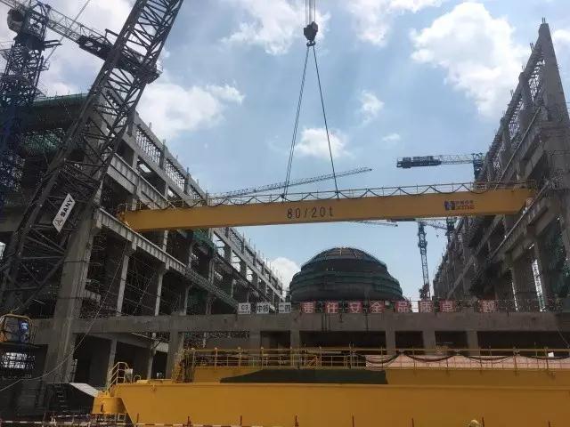 9月17日，“華龍一號(hào)”全球首堆示范工程福清核電5號(hào)機(jī)組常規(guī)島廠房主行車正式吊裝開始，標(biāo)志著該機(jī)組常規(guī)島正式進(jìn)入全面安裝階段。常規(guī)島作為核電廠兩大主要組成部分之一，它包括汽輪發(fā)電機(jī)組及與其直接有關(guān)的所有廠房、系統(tǒng)和設(shè)備