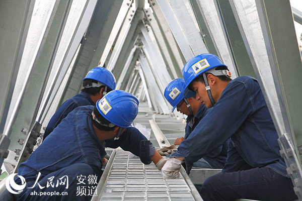 9月15日，500千伏蕪湖三變電站施工現(xiàn)場一片繁忙景象，隨著構(gòu)架和橫梁的拼裝工作逐漸接近尾聲，標(biāo)志著該站正式拉開了電氣施工的序幕。 500千伏蕪湖三變電站位于蕪湖市三山區(qū)峨橋鎮(zhèn)山湖村東南側(cè)，站址地貌主要為丘陵崗地、崗間洼地