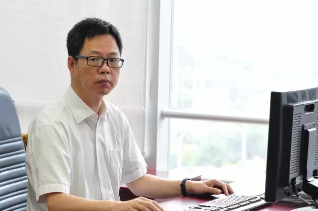 8月27日上午，年內(nèi)第14號(hào)臺(tái)風(fēng)帕卡登陸臺(tái)山，深圳亦是風(fēng)雨大作。下午一點(diǎn)多，趁著外邊風(fēng)雨漸弱，董占發(fā)帶上夫人為他收拾好的簡單行李，趕往了深圳北站，乘高鐵前往廣州轉(zhuǎn)赴防城港