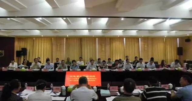 9月12-13日，國家能源局組織專家在中核包頭核燃料元件股份有限公司（以下簡稱中核包頭），對(duì)國家科技重大專項(xiàng)課題“CAP1400自主化燃料組件研制-第一階段定型組件研制”項(xiàng)目進(jìn)行了驗(yàn)收，中核包頭作為“CAP1400自主化燃料試驗(yàn)件及定型組件研制”項(xiàng)目的承制單位，接受了專家組的審查。與會(huì)專家通過聽取匯報(bào)、實(shí)物查看、資料查閱和質(zhì)詢等方式對(duì)課題研究任務(wù)和成果等方面進(jìn)行了檢查，一致同意課題通過驗(yàn)收