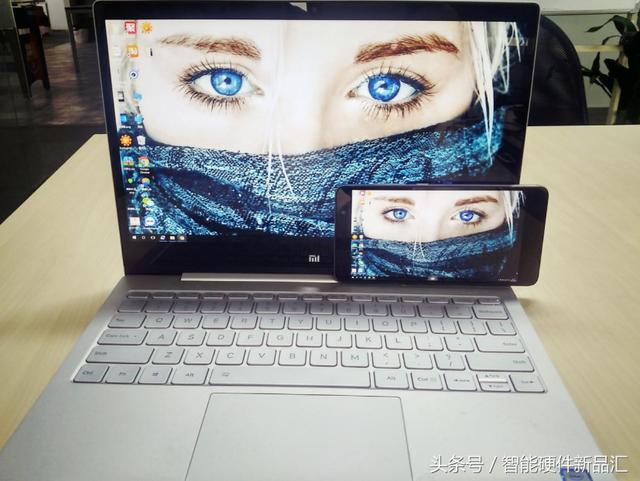 
            	前段時間，小米6隆重發(fā)布，變焦雙攝“拍人更美”的標語是否也打動了你呢？在享受小米的拍照樂趣之余，你有沒有想過，不只小米自身的智能攝像頭，通過小米手機連接小米筆記本電腦上攝像頭也有妙用？隨時可以關心不在身邊的寶寶，又或高壓的工作中瞅一眼家里的寵物放松心情？家中沒人時監(jiān)控一下家里？如果你有這樣的需求，下面這個方法，就可以幫到你。首先在小米的應用市場里下載一款叫“向日葵遠程控制軟件”的APP的主控端，同時在電腦上安裝向日葵的客戶端，就比如小米Air這樣自帶攝像頭的筆記本電腦，或者是U