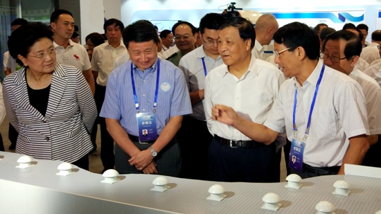 9月17日下午，中共中央政治局常委、中央書記處書記劉云山和劉延?xùn)|、劉奇葆、李源潮、萬鋼等領(lǐng)導(dǎo)同志來到中國科技館，參加全國科普日北京主場活動(dòng)。在綠色核能展區(qū)，劉云山駐足國家重大科技專項(xiàng)、我國自主知識(shí)產(chǎn)權(quán)的CAP1400核電站模型前，認(rèn)真聽取了國家電投董事長、黨組書記王炳華，國家核電副總經(jīng)理、CAP1400總設(shè)計(jì)師鄭明光的相關(guān)匯報(bào)