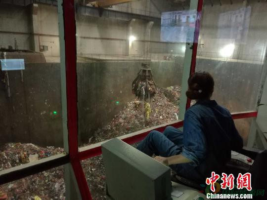 “吃進”30萬噸垃圾，“吐出”9435萬千瓦(度)電能，上網(wǎng)電量7745萬千瓦(度)，湖南省第一座完全由本省企業(yè)采用自主技術投資設計、建設、運營的垃圾發(fā)電項目自去年8月運行以來，獲得經(jīng)濟效益6500多萬元人民幣。湖南省衡陽市永清環(huán)保垃圾焚燒發(fā)電廠15日對外發(fā)布運營一周年數(shù)據(jù)