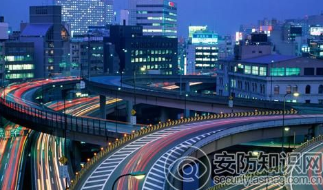 
            	智能交通正處于產(chǎn)業(yè)發(fā)展“井噴”臨界點(diǎn)，更多政策支持也在醞釀之中。國家發(fā)改委基礎(chǔ)司副司長鄭劍近日赴杭州開展綜合交通樞紐建設(shè)和智能交通發(fā)展專題調(diào)研，預(yù)示著政策層面對智能交通的關(guān)注度日益提高