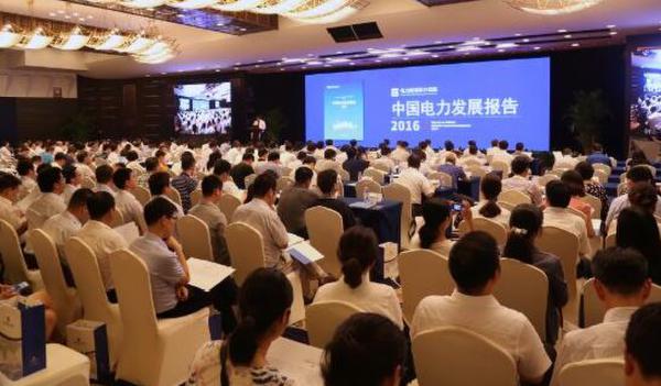 
            	未來(lái)三年我國(guó)將消費(fèi)多少電量？電力規(guī)劃設(shè)計(jì)總院（簡(jiǎn)稱(chēng)電規(guī)總院）5日在北京發(fā)布了《中國(guó)電力發(fā)展報(bào)告2016》，在其首份年度電力發(fā)展報(bào)告中基于詳實(shí)客觀(guān)的數(shù)據(jù)，預(yù)測(cè)描繪出了未來(lái)三年供需寬松、電源清潔、改革推進(jìn)的電力發(fā)展走向?！吨袊?guó)電力發(fā)展報(bào)告2016》發(fā)布現(xiàn)場(chǎng)未來(lái)三年電力供需總體寬松《中國(guó)電力發(fā)展報(bào)告2016》預(yù)測(cè)，未來(lái)三年我國(guó)的電力需求將維持恢復(fù)性增長(zhǎng)態(tài)勢(shì)，電力供需保持總體寬松