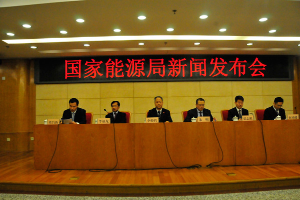 
            	OFwee電力網(wǎng)訊 1月5日上午9時30分，國家能源局舉辦了《能源發(fā)展“十三五”規(guī)劃》及《可再生能源發(fā)展“十三五”規(guī)劃》新聞發(fā)布會。會上，李仰哲對《能源發(fā)展“十三五”規(guī)劃》進行了解讀，介紹了《可再生能源發(fā)展“十三五”規(guī)劃》的相關(guān)內(nèi)容