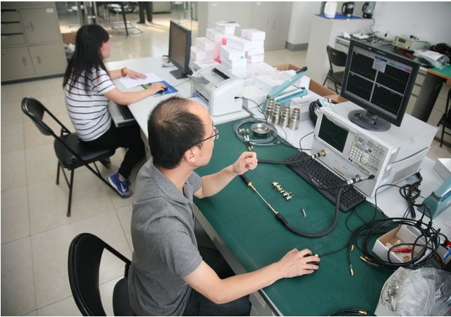 日前，我國研制出一種耐高溫、密封型射頻同軸電纜組件，它在耐受高溫環(huán)境的同時還具有較好密封性能，裝配簡單、結(jié)構(gòu)可靠。該組件將應(yīng)用于航空、航天、高能物理、量子通信行業(yè)，為國家重大專項建設(shè)提供保障