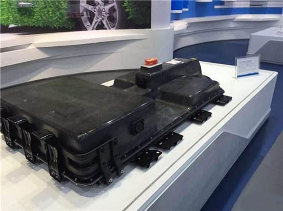 
            	發(fā)展新能源汽車（電動汽車），電池是一個瓶頸。為了破解這個，大家把精力放在提高動力電池的比能量上了，于是比能量目前是天天在提高