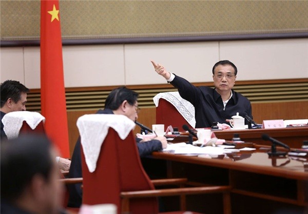 
            	　　11月17日，中共中央政治局常委、國(guó)務(wù)院總理、國(guó)家能源委員會(huì)主任李克強(qiáng)主持召開國(guó)家能源委員會(huì)會(huì)議，審議通過(guò)根據(jù)國(guó)民經(jīng)濟(jì)和社會(huì)發(fā)展第十三個(gè)五年規(guī)劃綱要制定的《能源發(fā)展“十三五”規(guī)劃》，部署推進(jìn)相關(guān)工作。　　中共中央政治局常委、國(guó)務(wù)院副總理、國(guó)家能源委員會(huì)副主任張高麗出席