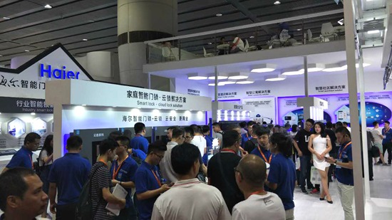 
            	7月27日，中國智慧生活產(chǎn)業(yè)聯(lián)盟率先響應(yīng)國家政策，召集NB-IoT芯片模組廠商、網(wǎng)絡(luò)運(yùn)營商及應(yīng)用廠商等領(lǐng)軍品牌在北京舉辦了“智能家居行業(yè)NB-IoT應(yīng)用推廣高峰論壇”。會上，行業(yè)大咖圍繞智能家居行業(yè)如何快速接入NB-IoT、智能家居NB-IoT商用解決方案和智能家居新生態(tài)的建設(shè)等專業(yè)問題進(jìn)行了深入探討