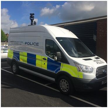 
            	NEC歐洲公司為英國南威爾士警方提供了面部識別系統(tǒng)。該系統(tǒng)搭載了基于識別精度排名世界第一的NEC面部識別技術(shù)的可實(shí)時(shí)識別監(jiān)控影像的軟件“NeoFace Watch”，可以將安裝在警車上的監(jiān)控?cái)z像機(jī)拍攝到的人物的圖像與數(shù)據(jù)庫中50萬張左右的犯罪嫌疑人、可疑人員以及失蹤人員的照片進(jìn)行快速精準(zhǔn)地實(shí)時(shí)比對，從而鎖定可疑人員