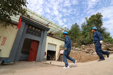 為確保國慶期間農(nóng)家樂安全可靠用電，濟(jì)源供電公司結(jié)合農(nóng)家樂服務(wù)行業(yè)特點(diǎn)，按照屬地化管理原則，早安排、早行動，對農(nóng)家樂區(qū)域劃片分區(qū)，重點(diǎn)對低壓線路、接戶線、餐館廚房插座插板等供電線路和設(shè)備進(jìn)行排查，消除安全隱患，并了解農(nóng)家樂用電需求、講解安全用電常識，全力服務(wù)農(nóng)家樂安全可靠用電。9月18日，該公司大峪供電所服務(wù)人員對轄區(qū)內(nèi)王莊村的農(nóng)家樂飯店進(jìn)行集中排查消缺