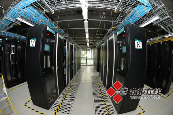 你還在為面對機房里“錯綜復雜”的線纜苦惱么？你還在為找不到故障點而欲哭無淚么？真正標準化機房長啥樣？去浙江杭州新電力調(diào)度大樓通信機房看一看人家的機房是怎么布置的吧。全景圖網(wǎng)配屏拐彎走線網(wǎng)線上走線像高速公路一樣的網(wǎng)線上走線整齊劃一的通信屏杭州新電力調(diào)度大樓通信機房是2016年7月正式啟用的，這個真正的標準化機房，能解決運維人員的一大堆煩惱