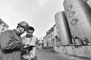 山東淄博供電公司服務(wù)人員為一家食品企業(yè)現(xiàn)場辦理用電增容業(yè)務(wù)。遠(yuǎn)德亮 攝有沒有哪一種服務(wù)，以客戶“最多跑一次”為目標(biāo)?乘著互聯(lián)網(wǎng)時(shí)代的東風(fēng)，國家電網(wǎng)經(jīng)營區(qū)域內(nèi)許多地方的供電服務(wù)已經(jīng)可以達(dá)到這一標(biāo)準(zhǔn)