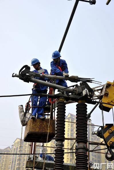 
            	從國網(wǎng)宜賓供電公司獲悉，歷時3個月編制的《宜賓電網(wǎng)“十三五”電網(wǎng)規(guī)劃》日前正式出爐。按照該規(guī)劃，“十三五” 期間，該公司預計將投資22.93億元加強500千伏及以下電網(wǎng)建設(shè)，打造堅強智能電網(wǎng)，全力服務(wù)宜賓社會經(jīng)濟發(fā)展