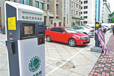 我國“雙積分”實(shí)施在即，并在研究制定燃油汽車停售時(shí)間表……最近一段時(shí)間，喧囂塵上的各路消息都明確了一點(diǎn)，放棄傳統(tǒng)燃油汽車已只是時(shí)間問題，取而代之的將是電力驅(qū)動的新能源汽車。這一利好消息也帶動了與新能源汽車相關(guān)的配套行業(yè)，尤其是充電樁市場迎來了一片火熱