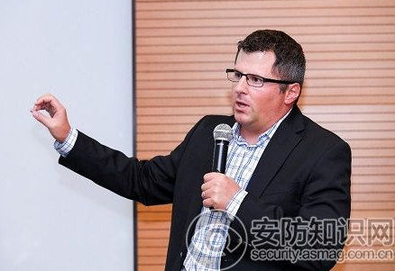 
            	隨著人工智能的快速發(fā)展，以及深度學(xué)習(xí)在人工神經(jīng)網(wǎng)絡(luò)優(yōu)化方面獲得的突破，人工智能的應(yīng)用也拓展到了多個(gè)行業(yè)，不斷賦能和革新社會(huì)生產(chǎn)和人們的生活。隨著國家大力推進(jìn)“平安城市”建設(shè)和高清視頻、智能分析、云計(jì)算等技術(shù)的發(fā)展，安防行業(yè)也從單一的安全領(lǐng)域向多行業(yè)應(yīng)用、提升生產(chǎn)效率、提高生活智能化方向發(fā)展，為用戶提供更多智能解決方案