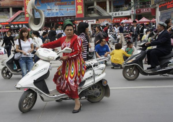 
            	隨著電動(dòng)車市場的不斷發(fā)展，人們越來越喜歡選擇這種快速高效，輕便節(jié)能的電動(dòng)車作為出行的首選工具了。在新疆喀什的街頭，電動(dòng)車就隨處可見