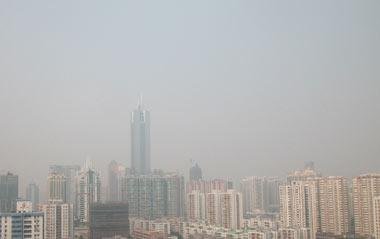 
            	國慶長假將至，天氣也開始慢慢轉(zhuǎn)涼，同時，也意味著將迎來灰霾多發(fā)季節(jié)。為了加強對灰霾天氣進行監(jiān)測和治理，日前，無錫市監(jiān)測中心站灰霾自動監(jiān)測室內(nèi)新增了在線離子色譜、黑碳儀、濁度儀、有機碳、元素碳、激光雷達等灰霾監(jiān)測專用儀器，用來破譯灰霾“密碼”