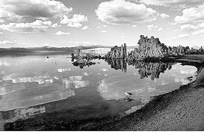 
            	地球的水分蒸發(fā)消耗了其表面吸收的近一半的太陽能。圖片來自網(wǎng)絡(luò)據(jù)英國《自然?通訊》雜志25日在線發(fā)表的最新能源研究報告稱，天然水分蒸發(fā)代表了另一種前景可觀的可再生能源來源