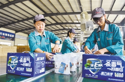 
            	河北省唐山市宏林硅膠有限公司前身是一家煤炭企業(yè)。2015年以來(lái)，該企業(yè)主動(dòng)適應(yīng)市場(chǎng)，積極轉(zhuǎn)型，研發(fā)生產(chǎn)用于凈化空氣的無(wú)機(jī)硅系列產(chǎn)品