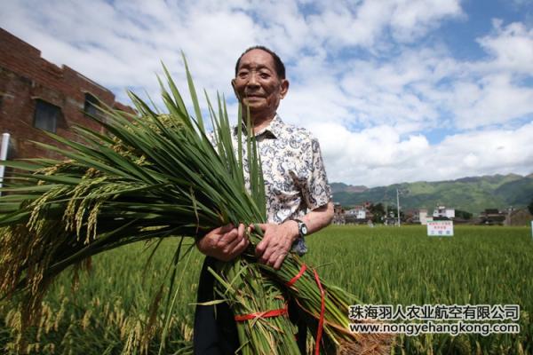 
            	近日，在2017年國家水稻新品種與新技術展示現(xiàn)場觀摩會（以下簡稱“雙新會”）上，袁隆平宣布了一項重大成果：“近期我們在水稻育種上有了一個突破性技術，可以把親本中的含鎘或者吸鎘的基因‘敲掉’，親本干凈了，種子自然就干凈了”。什么是鎘污染！鎘，是一種毒性很重的重金屬元素，其化合物也大多屬于毒性需要物質