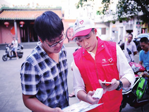 
            	近日，海南電網(wǎng)公司電力科學(xué)研究院聯(lián)合?？诠╇娋置捞m供電所走進(jìn)?？谑忻捞m區(qū)群上村，向居民宣傳云服務(wù)智能節(jié)能用電。智能用電云服務(wù)是由海南電網(wǎng)公司電力科學(xué)研究院承接的科技項目，目前已進(jìn)入試運行階段，預(yù)計年底將通過驗收并進(jìn)行推廣