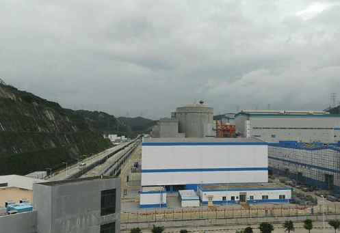 金投原油網(wǎng)08月29日訊，2017年第14號臺風(fēng)“帕卡”于8月27日上午9時在廣東臺山市東南部沿海登陸，中心附近最大風(fēng)力12級。中廣核在粵的大亞灣、陽江、臺山等三個核電基地迅速響應(yīng)，周密部署防抗臺風(fēng)工作