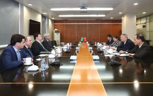 金投原油網(wǎng)09月06日訊，日前，中核集團(tuán)繼今年與阿根廷簽署核電協(xié)議之后，在拉美核電市場(chǎng)又有新的一個(gè)動(dòng)作。中國兩大核電集團(tuán)中核集團(tuán)和中廣核最近披露的消息顯示，作為“國家名片”的核電產(chǎn)業(yè)，在海外拓展又有了新進(jìn)展