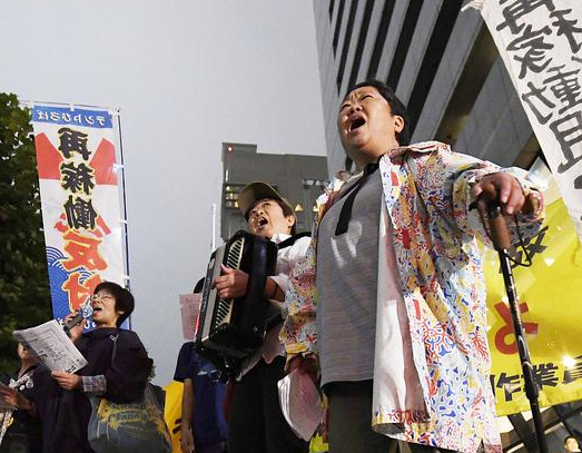 金投原油網(wǎng)09月07日訊，昨日，日本原子能規(guī)制委員會(huì)召開例會(huì)，就東京電力公司力爭(zhēng)重啟的柏崎刈羽核電站6、7號(hào)機(jī)組的審查基本決定，13日將批準(zhǔn)事實(shí)上相當(dāng)于合格證的“審查書案”。報(bào)道稱，原子能規(guī)制委此前一貫質(zhì)疑東電作為核電企業(yè)是否夠格，此次一改態(tài)度，轉(zhuǎn)為肯定“福島核事故的經(jīng)歷將成為助益”