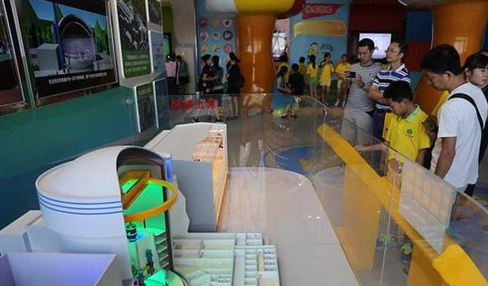 金投原油網(wǎng)09月18日訊，近日，2017年全國科普日活動(dòng)暨廣西“十月科普大行動(dòng)”在廣西科技館啟動(dòng)，今年的活動(dòng)主題為“創(chuàng)新驅(qū)動(dòng)發(fā)展，科學(xué)破除愚昧”。廣西首個(gè)自治區(qū)級(jí)核電科普展廳，當(dāng)天也與觀眾見面