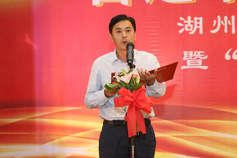 9月29日，由民盟湖州市委會主辦，湖州市文化館、民盟湖州同心藝術團承辦，超威集團協辦的“喜迎十九大·同心話中秋”——湖州民盟同心藝術團成立儀式暨“走進超威”專場文藝演出活動在超威集團夢想劇場隆重舉行，會上，湖州民盟同心藝術團正式成立，并舉辦了首場文藝演出，為全場的500余名民盟組織代表、超威員工代表獻上了一場文化盛宴。民盟浙江省委專職副主委徐燕峰，湖州市政協副主席、民盟湖州市委會主委竺鸰，市委統戰(zhàn)部黨派處處長陸旭峰，超威