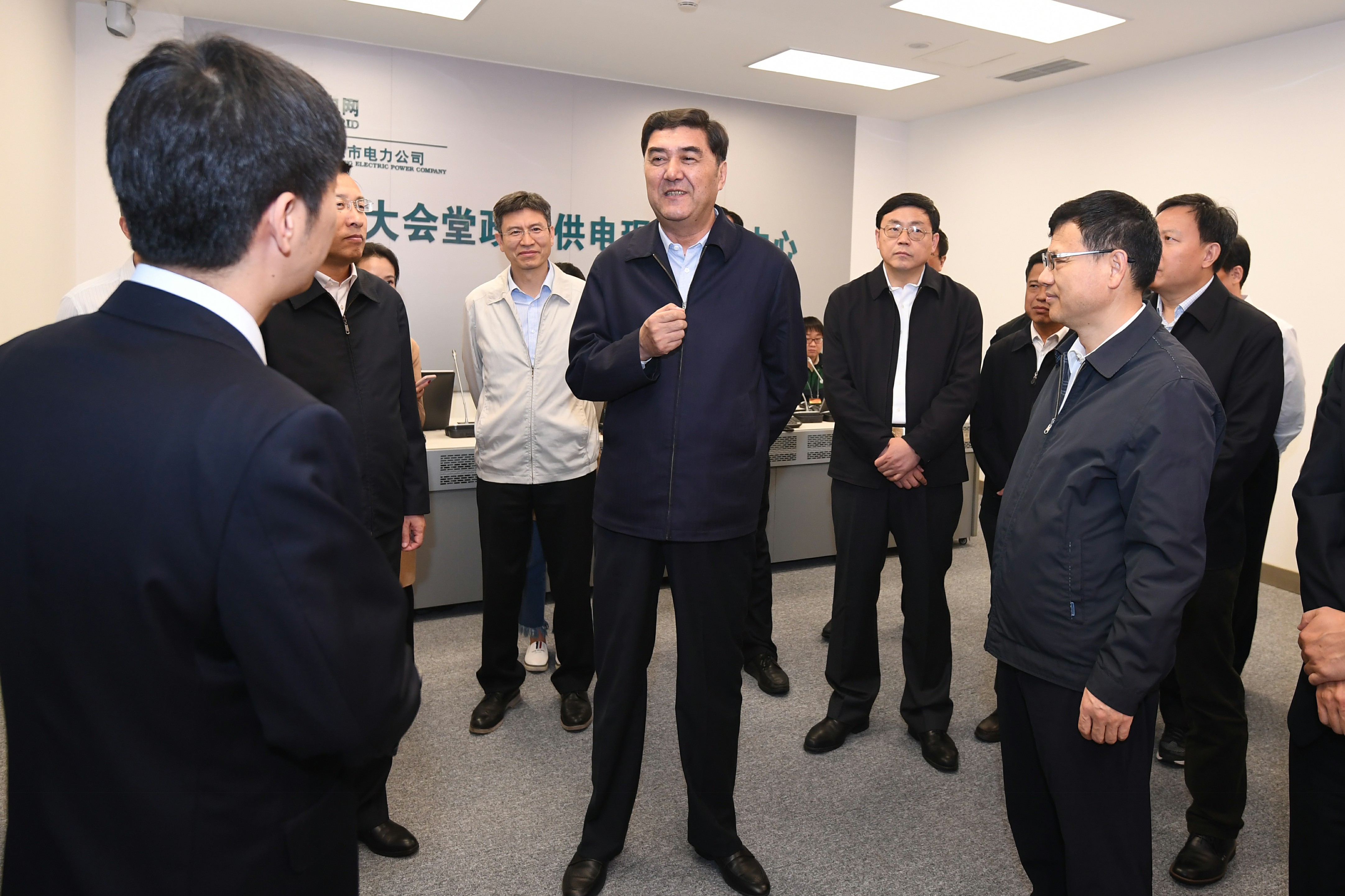 
　　范超 攝

　　10月9日，國家發(fā)展改革委副主任、國家能源局局長努爾·白克力帶隊(duì)在北京實(shí)地督查黨的十九大保電工作。

　　督查組一行考察了有關(guān)保電重點(diǎn)部位，現(xiàn)場聽取了相關(guān)工作匯報(bào)，詳細(xì)了解了電力設(shè)備運(yùn)行狀況，保電單位責(zé)任落實(shí)、安全防護(hù)和應(yīng)急管理等方面情況，并就下一步工作提出了要求