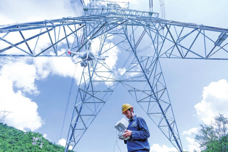 
　　深圳供電局巡線人員利用無人機(jī)排查設(shè)備隱患。 黃志偉 攝

　　9月27日，廣東電網(wǎng)公司清遠(yuǎn)佛岡局湯塘供電所運(yùn)維人員更換10千伏黃升線1號塔設(shè)備線夾，確保線路安全穩(wěn)定運(yùn)行