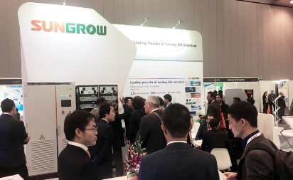 10月11-12日，澳大利亞國(guó)際能源展在墨爾本隆重舉行，陽(yáng)光電源根據(jù)當(dāng)?shù)厥袌?chǎng)需求攜全球領(lǐng)先的戶用及工商業(yè)大型儲(chǔ)能系統(tǒng)精彩亮相，成為國(guó)內(nèi)外專家和媒體關(guān)注的焦點(diǎn)，并成功簽約西澳的工商業(yè)項(xiàng)目。

眾所周知，澳洲第一輪光伏FIT補(bǔ)貼已于2016年底到期，而新的補(bǔ)貼標(biāo)準(zhǔn)比之前要低很多，部分地區(qū)的用戶把電賣給電網(wǎng)遠(yuǎn)不如自發(fā)自用劃算