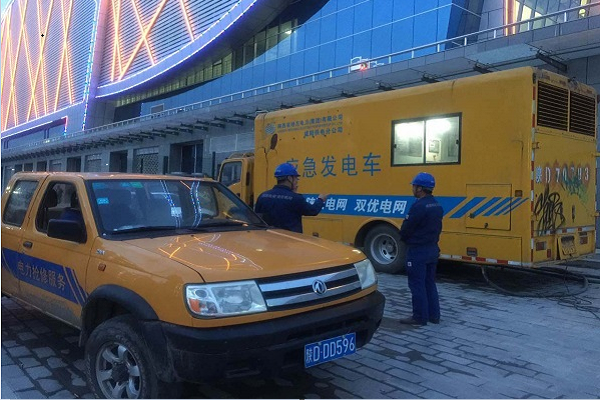                  10月10日，2017-2018賽季中國(guó)男子籃球職業(yè)聯(lián)賽（CBA）季前賽在彬縣涇河新區(qū)籃球館盛大舉行。為確保賽季期間電力正常供應(yīng)及電網(wǎng)安全運(yùn)行，彬縣供電公司提前籌劃、精心部署，全力以赴助力此次縣域重大活動(dòng)