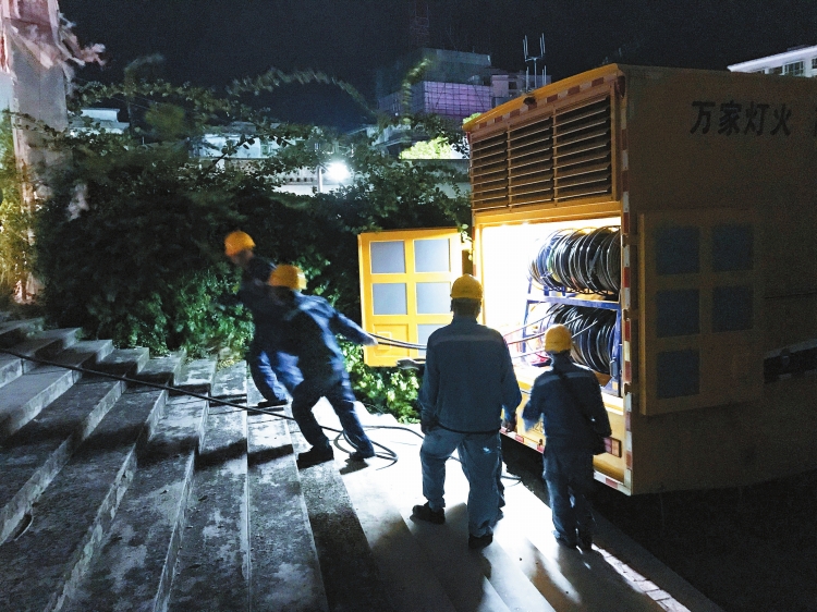 　　編者按：10月16日3時25分，今年第20號臺風(fēng)“卡努”在廣東省湛江市徐聞縣沿海登陸，受臺風(fēng)影響，廣東省東部和南部、海南省北部等地出現(xiàn)暴雨或大暴雨。公司系統(tǒng)各單位按照應(yīng)急工作部署，積極組織力量，認(rèn)真做好“災(zāi)前防、災(zāi)中守”，全力實(shí)現(xiàn)快速復(fù)電