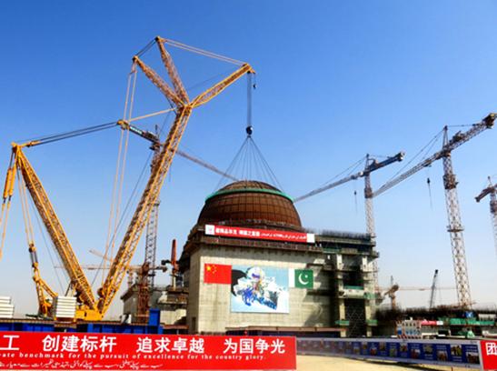 巴基斯坦當(dāng)?shù)貢r(shí)間10月13日，我國自主三代核電技術(shù)華龍一號(hào)海外首堆——巴基斯坦卡拉奇核電廠K2項(xiàng)目成功實(shí)現(xiàn)穹頂?shù)跹b，標(biāo)志著該項(xiàng)目建設(shè)土建工作接近尾聲，即將全面進(jìn)入安裝高峰階段。同時(shí)，這意味著中核集團(tuán)中原公司在同類核電站建設(shè)中首次創(chuàng)新性運(yùn)用主設(shè)備預(yù)引入法取得了圓滿成功，該機(jī)組主關(guān)鍵路徑工期顯著縮短
