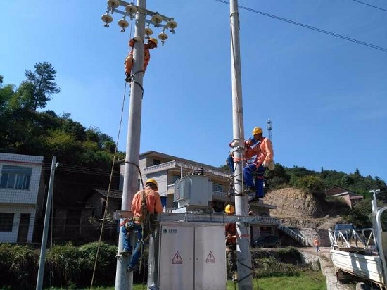                  　　今日，記者從國(guó)網(wǎng)湖南省電力公司獲悉，9月20日，該公司提前三個(gè)月全面完成新一輪農(nóng)網(wǎng)改造升級(jí)“兩年攻堅(jiān)戰(zhàn)”，累計(jì)完成中心村電網(wǎng)改造升級(jí)投資計(jì)劃約52.5億元，共改造中心村4255個(gè)，新建、改造110千伏線路85.5千米，變電容量381.5兆伏安，35千伏線路142千米，變電容量92.5兆伏安，10千伏線路7455千米，配變20601臺(tái)，容量3771兆伏安，0.4千伏線路31218千米；完成村村通動(dòng)力電投資計(jì)劃約14億元，共改造通動(dòng)力電村2513個(gè)，新建、改造10千伏線路